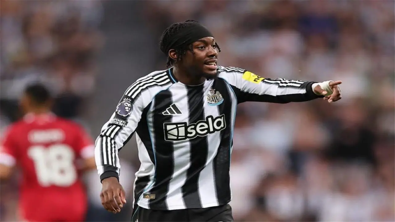 إيلانجا ينقذ نيوكاسل من الهزيمة بتسجيل هدف التعادل أمام برشلونة